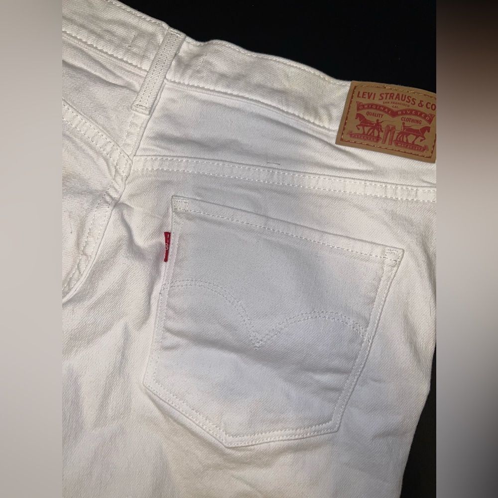 Levi's Solid White 311 Shaping Denim Jean Capris Size 32 EUC - Picture 8 of 8